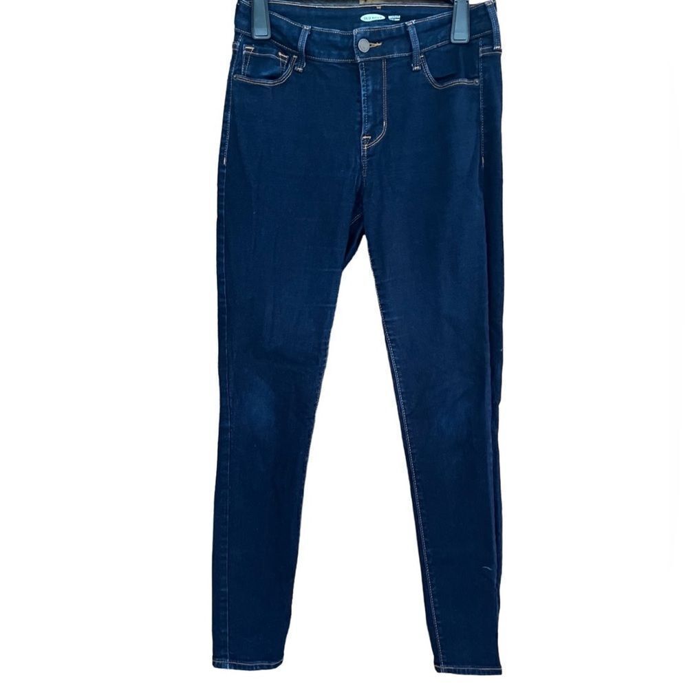 Old Navy dark wash Rockstar Super Skinny 5 pocket style jeans, size 6.